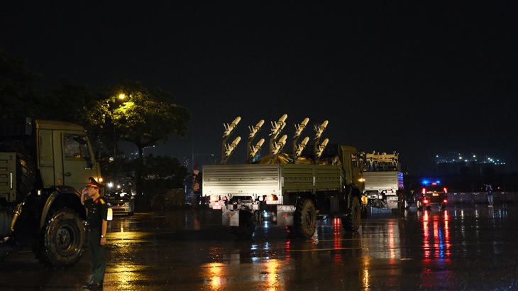 Dàn khí tài tham gia diễu binh, diễu hành di chuyển về nội thành Hà Nội trong đêm- Ảnh 8. Dàn khí tài tham gia diễu binh, diễu hành di chuyển về nội thành Hà Nội trong đêm- Ảnh 8.