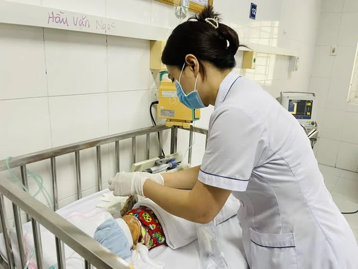 Bé sơ sinh nguy kịch vì sản phụ đẻ rơi giữa đường, đưa về nhà tự cắt rốn, chữa mẹo- Ảnh 1.
