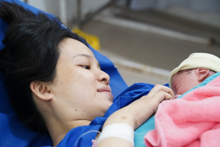 Bí quyết chăm sóc trẻ sơ sinh: Giữ ấm, bú mẹ sớm và phát hiện kịp thời dấu hiệu nguy hiểm- Ảnh 2. Bí quyết chăm sóc trẻ sơ sinh: Giữ ấm, bú mẹ sớm và phát hiện kịp thời dấu hiệu nguy hiểm- Ảnh 2.