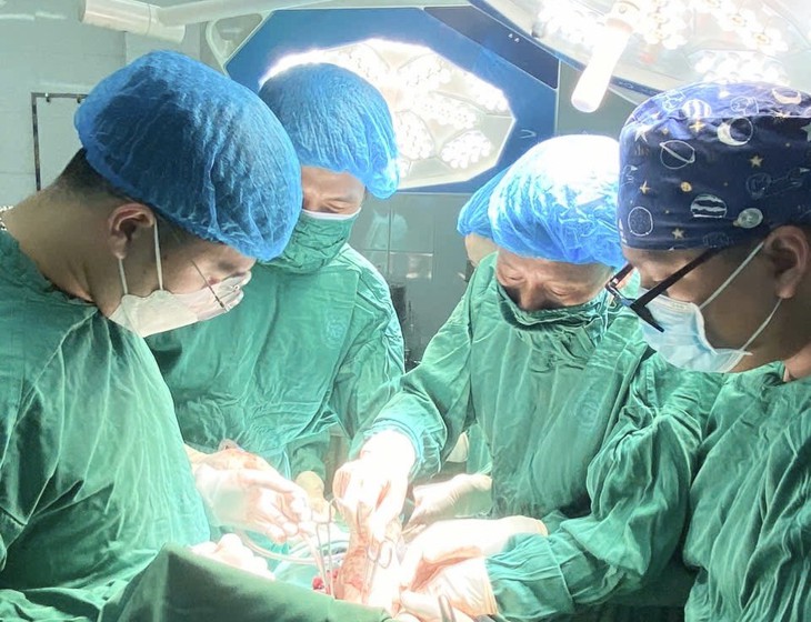 3 giờ chạy đua với 'tử thần' cứu bệnh nhân vỡ lách, mất hơn 3 lít máu- Ảnh 1.