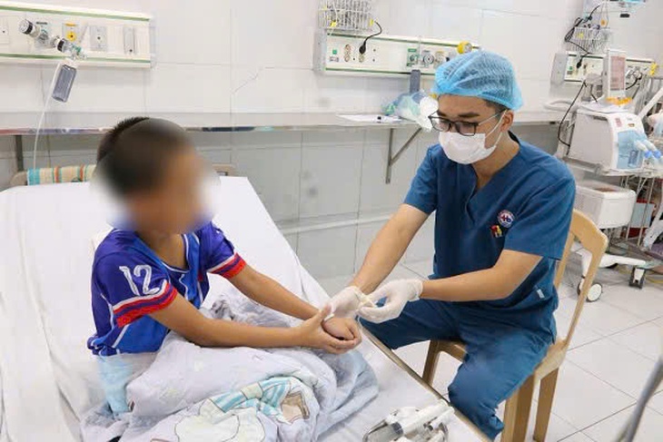 Cứu sống bé trai ngừng tim do uống nhầm Methadon - Ảnh 1.