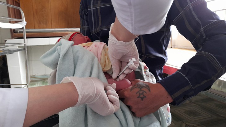 Bí quyết chăm sóc trẻ sơ sinh: Giữ ấm, bú mẹ sớm và phát hiện kịp thời dấu hiệu nguy hiểm- Ảnh 3. Bí quyết chăm sóc trẻ sơ sinh: Giữ ấm, bú mẹ sớm và phát hiện kịp thời dấu hiệu nguy hiểm- Ảnh 3.