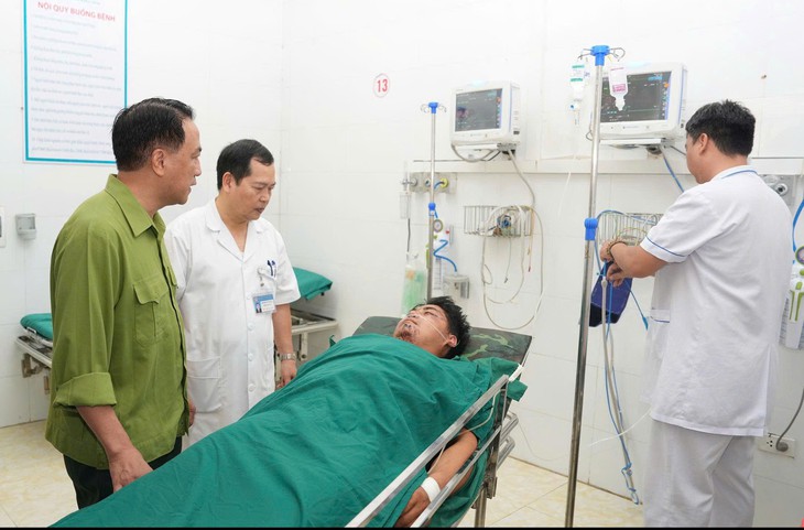 Sở Y tế Điện Biên lập trạm y tế lưu động, đưa tổ cấp cứu vào vùng lũ bị chia cắt - Ảnh 1.