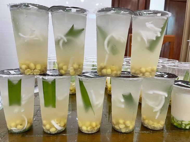 Nước sen dừa 'hot' từ mạng xã hội đến quán vỉa hè- Ảnh 4. Nước sen dừa 'hot' từ mạng xã hội đến quán vỉa hè- Ảnh 4.