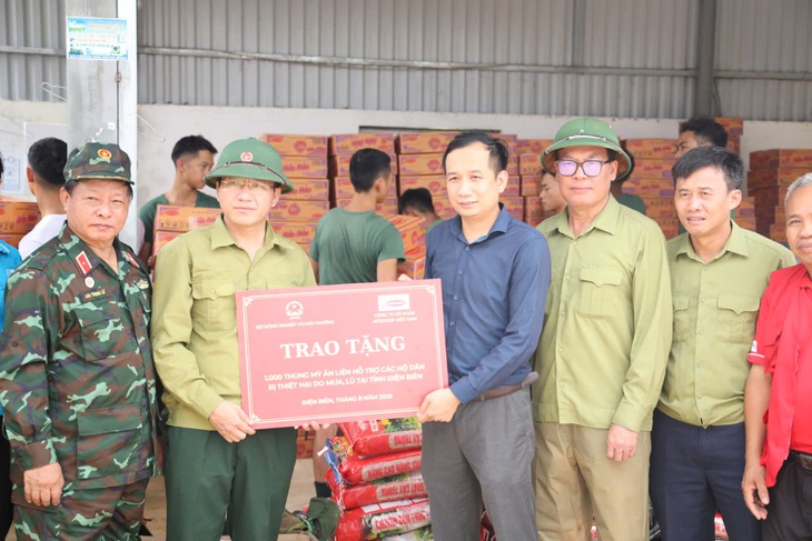 Cứu trợ đồ dùng thiết yếu cho người dân vùng lũ Điện Biên- Ảnh 3.