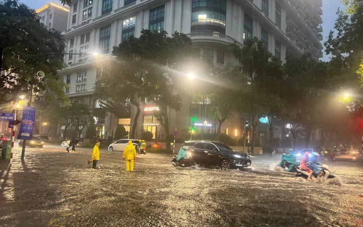 Cảnh báo mưa dông ở Hà Nội chiều nay