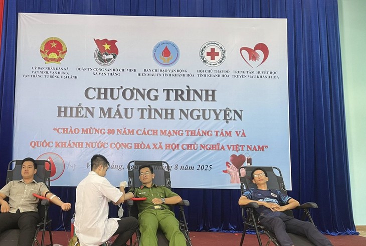 Hơn 250 người ở Khánh Hòa đi hiến máu tình nguyện- Ảnh 1. Hơn 250 người ở Khánh Hòa đi hiến máu tình nguyện- Ảnh 1.