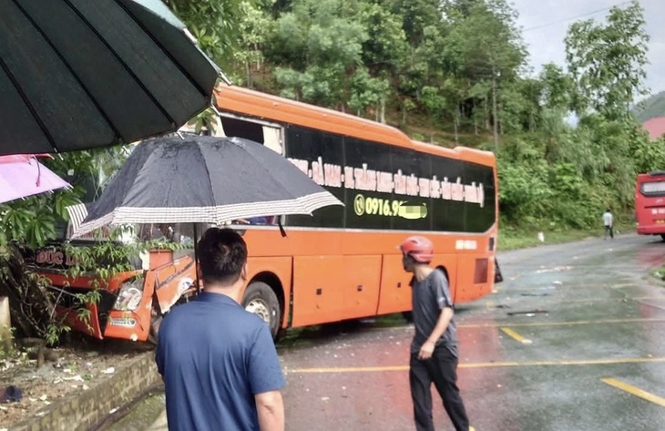 Lào Cai: Va chạm giữa hai xe khách trên quốc lộ 32, một người tử vong- Ảnh 1.
