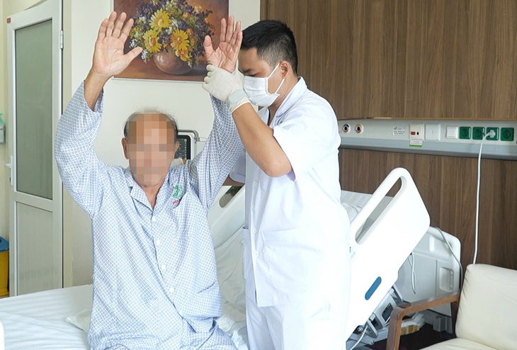 Người đàn ông 74 tuổi ngưng tim 95 phút được cứu sống ngoạn mục- Ảnh 1.