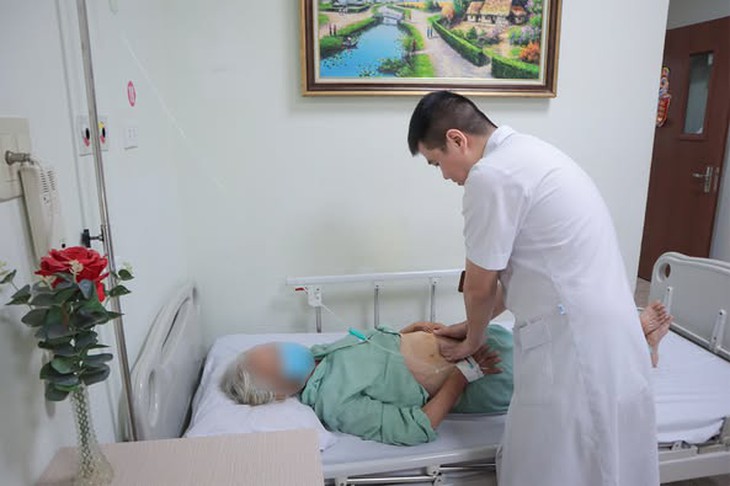 Đau âm ỉ hạ sườn phải, cụ bà 90 tuổi bất ngờ được phát hiện viêm túi mật cấp do sỏi- Ảnh 1.