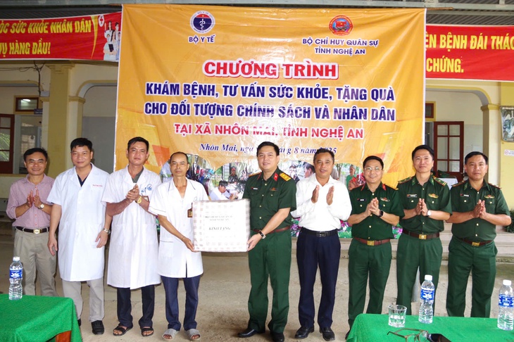 Khám bệnh, cấp phát thuốc miễn phí cho 250 người dân xã vùng biên xứ Nghệ- Ảnh 4.