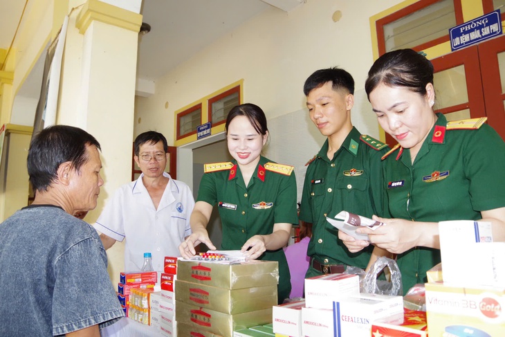 Khám bệnh, cấp phát thuốc miễn phí cho 250 người dân xã vùng biên xứ Nghệ- Ảnh 3.