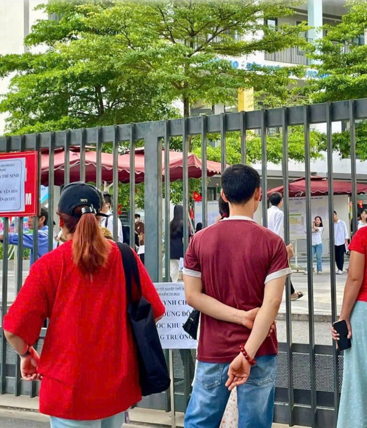 Mệt mỏi chờ điểm chuẩn đại học 2025, sĩ tử và phụ huynh 'quay như chong chóng'- Ảnh 1.