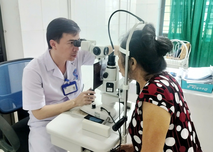 Bỏng mắt vì gội đầu bằng rượu ngâm hạt na- Ảnh 1.