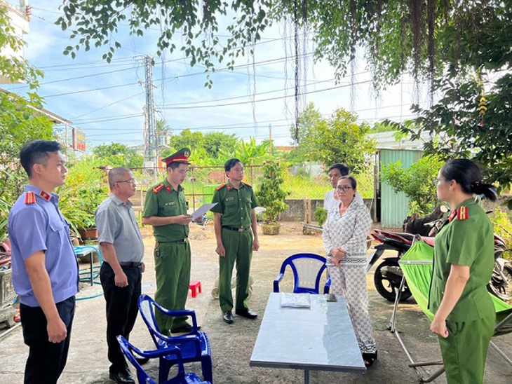 Bắt giam cựu cán bộ Hội phụ nữ tham ô tiền của hội viên khi vay vốn ngân hàng- Ảnh 1. Bắt giam cựu cán bộ Hội phụ nữ tham ô tiền của hội viên khi vay vốn ngân hàng- Ảnh 1.
