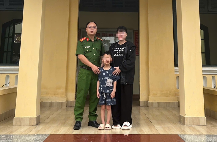 Đưa con về nước thăm ông bà, bé trai 6 tuổi bất ngờ bị lạc trong đêm- Ảnh 1. Đưa con về nước thăm ông bà, bé trai 6 tuổi bất ngờ bị lạc trong đêm- Ảnh 1.