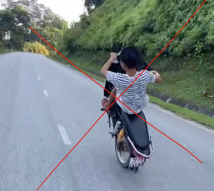Xử lý thanh niên 18 tuổi không đội mũ bảo hiểm, 'bốc đầu' xe trên quốc lộ- Ảnh 1. Xử lý thanh niên 18 tuổi không đội mũ bảo hiểm, 'bốc đầu' xe trên quốc lộ- Ảnh 1.