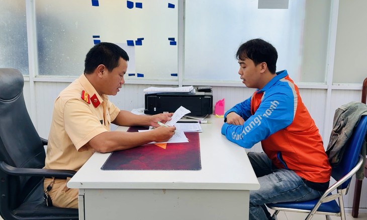 Lái ô tô kéo xe tự chế chở xe máy điện đăng TikTok để quảng cáo- Ảnh 1.