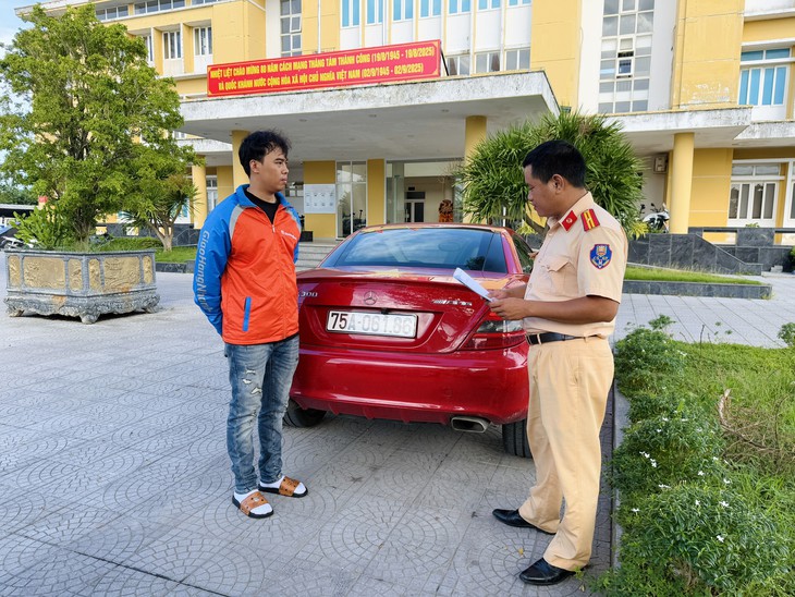 Lái ô tô kéo xe tự chế chở xe máy điện đăng TikTok để quảng cáo- Ảnh 2.