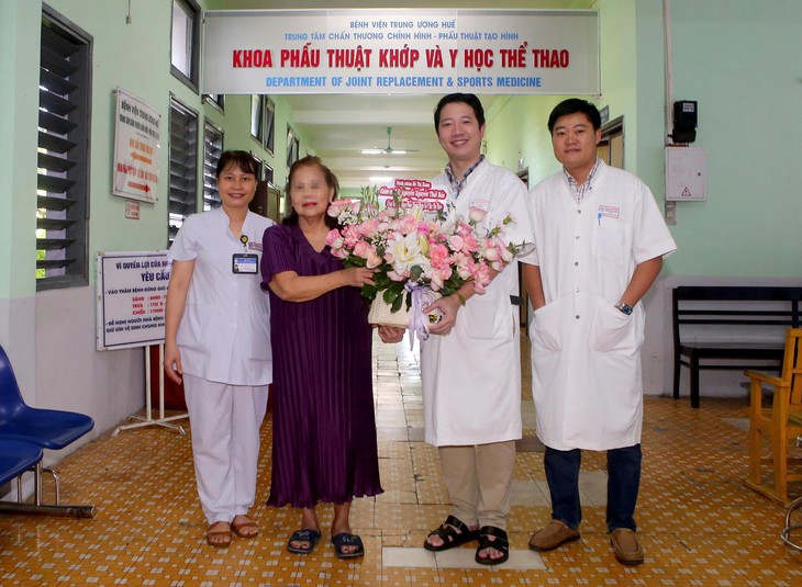 Bệnh nhân 69 tuổi 'hồi sinh bước chân' sau nhiều năm không thể đi lại- Ảnh 1.
