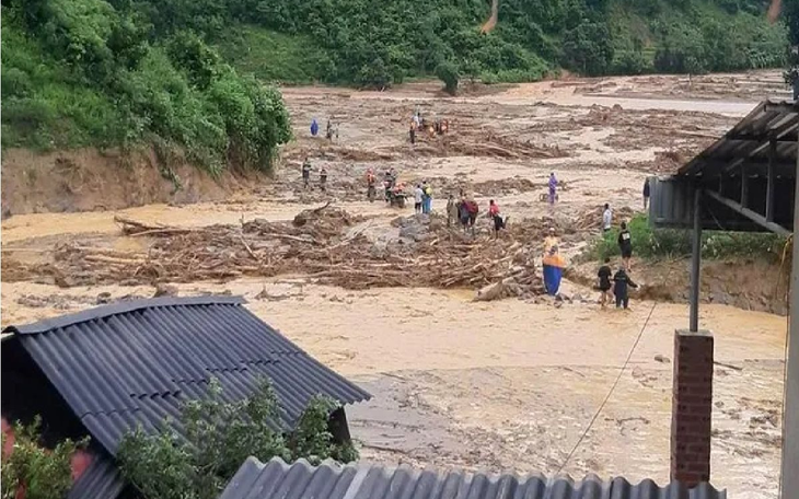Hàng trăm mét khối đất đá bất ngờ sạt lở xuống Quốc lộ 4G, giao thông ùn tắc- Ảnh 3.