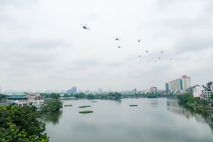 Kiêu hãnh và tự hào khi ngắm dàn máy bay hợp luyện trên bầu trời Thủ đô chuẩn bị cho Lễ Quốc khánh 2/9- Ảnh 9. Kiêu hãnh và tự hào khi ngắm dàn máy bay hợp luyện trên bầu trời Thủ đô chuẩn bị cho Lễ Quốc khánh 2/9- Ảnh 9.