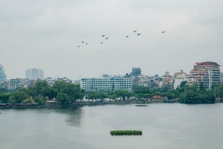 Kiêu hãnh và tự hào khi ngắm dàn máy bay hợp luyện trên bầu trời Thủ đô chuẩn bị cho Lễ Quốc khánh 2/9- Ảnh 11. Kiêu hãnh và tự hào khi ngắm dàn máy bay hợp luyện trên bầu trời Thủ đô chuẩn bị cho Lễ Quốc khánh 2/9- Ảnh 11.