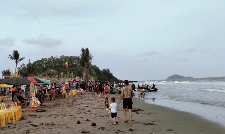 Rủ nhau tắm biển, 2 học sinh bị sóng cuốn mất tích- Ảnh 1.