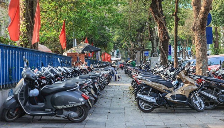 Người dân bức xúc vì thiếu chỗ gửi xe, bị hét giá sau tổng hợp luyện lần 1: Hà Nội yêu cầu xử lý- Ảnh 2.