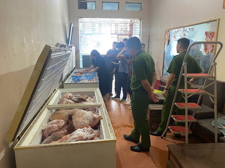 Phát hiện gần 0,5 tấn thịt lợn nghi nhiễm bệnh tại chợ Mèo Vạc- Ảnh 1. Phát hiện gần 0,5 tấn thịt lợn nghi nhiễm bệnh tại chợ Mèo Vạc- Ảnh 1.