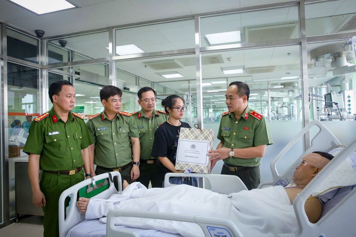 Giám đốc Công an Hà Nội thăm hỏi cán bộ bị thương khi bảo vệ an ninh cho sự kiện A80- Ảnh 1.