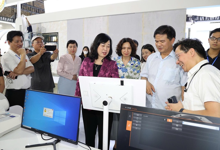Bộ trưởng Đào Hồng Lan kiểm tra, đôn đốc tiến độ thực hiện Triển lãm thành tựu Y tế Việt Nam - Ảnh 1. Bộ trưởng Đào Hồng Lan kiểm tra, đôn đốc tiến độ thực hiện Triển lãm thành tựu Y tế Việt Nam - Ảnh 1.