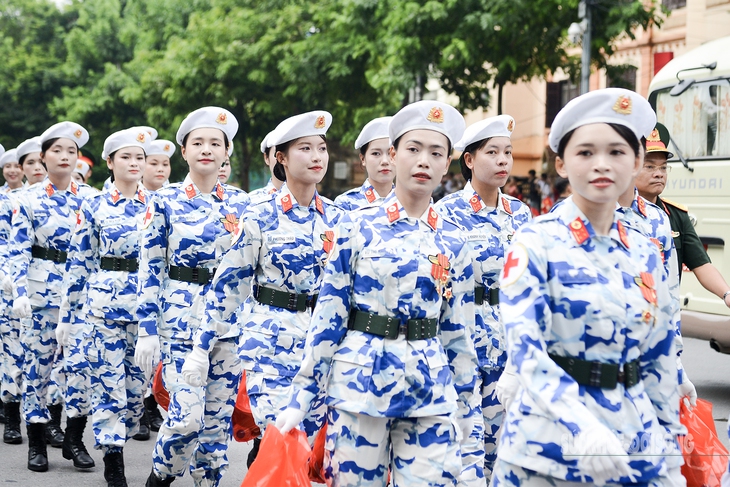 Nữ chiến sĩ A80 rạng rỡ trong buổi tổng hợp luyện đầu tiên- Ảnh 1.