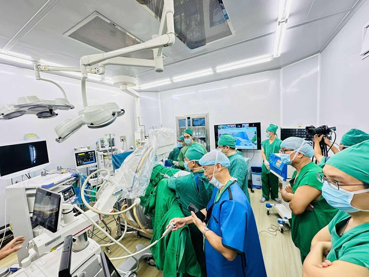 Trình diễn phẫu thuật trực tiếp 6 ca bệnh thận - tiết niệu tại Hội nghị VUNA-HUNA 2025- Ảnh 3. Trình diễn phẫu thuật trực tiếp 6 ca bệnh thận - tiết niệu tại Hội nghị VUNA-HUNA 2025- Ảnh 3.