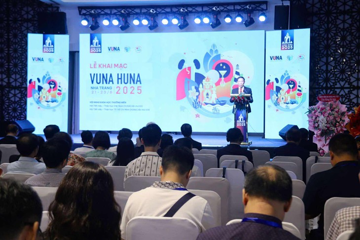 Trình diễn phẫu thuật trực tiếp 6 ca bệnh thận - tiết niệu tại Hội nghị VUNA-HUNA 2025- Ảnh 1. Trình diễn phẫu thuật trực tiếp 6 ca bệnh thận - tiết niệu tại Hội nghị VUNA-HUNA 2025- Ảnh 1.