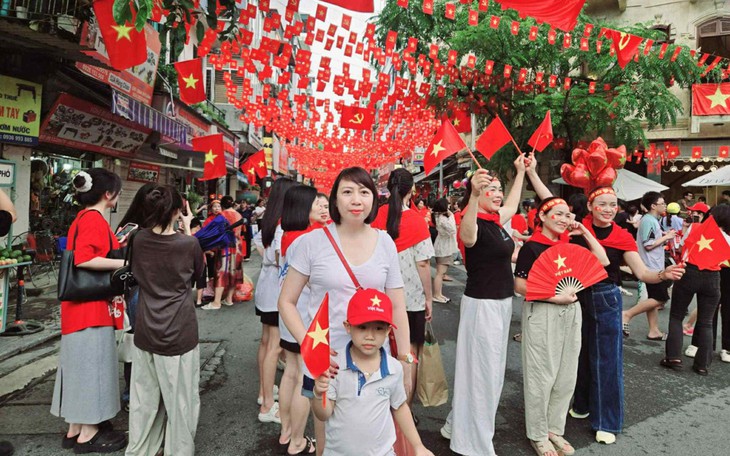 Người dân 'đội mưa' chờ xem tổng hợp luyện diễu binh, diễu hành- Ảnh 8.