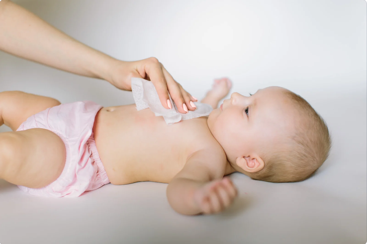 Áp dụng biện pháp hạ sốt vật lý cho trẻ nhỏ thế nào hiệu quả?- Ảnh 2.