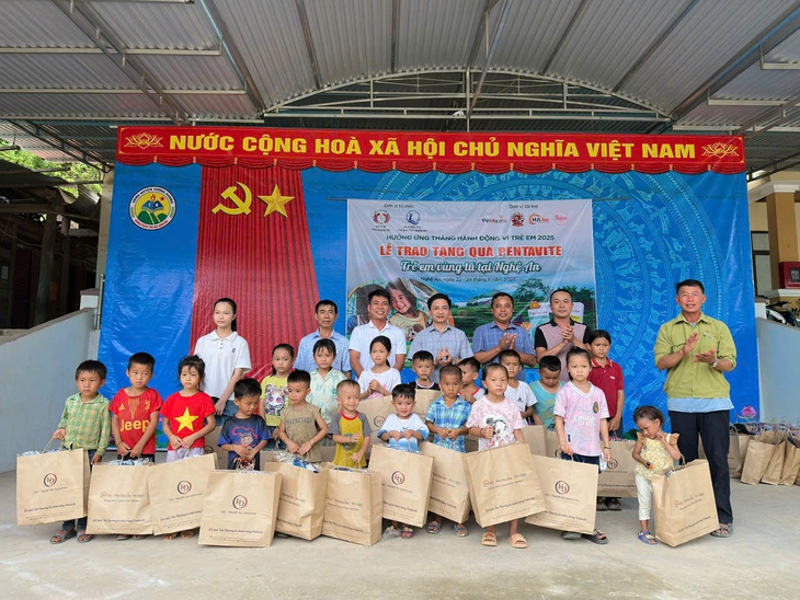 Hơn 1.200 suất quà tiếp sức trẻ em vùng lũ trước thềm năm học mới- Ảnh 1. Hơn 1.200 suất quà tiếp sức trẻ em vùng lũ trước thềm năm học mới- Ảnh 1.