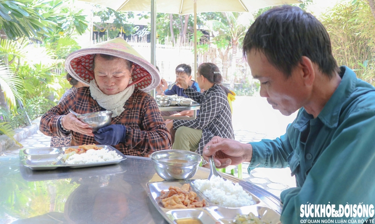 Quán cơm 2.000 đồng ở Khánh Hòa: Ông luật sư chỉ nhận nụ cười làm lãi- Ảnh 2.