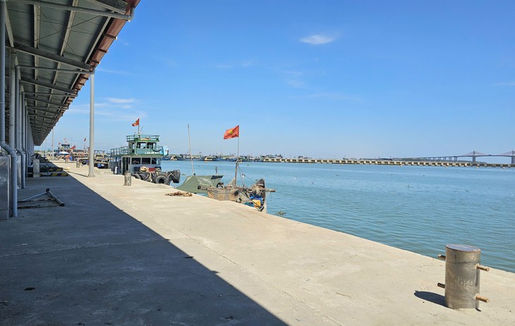 Huế yêu cầu hồ chứa hạ mực nước về mức đón lũ, cấm biển để ứng phó bão số 5- Ảnh 2.