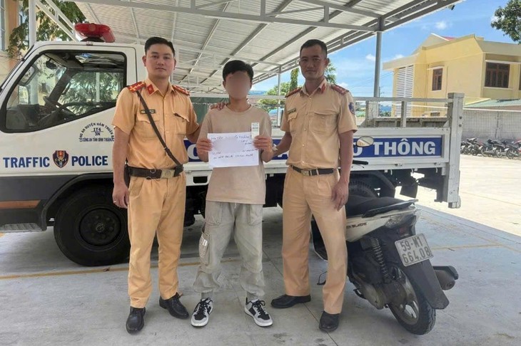CSGT phát hiện 2 thanh niên điều khiển xe gắn máy sử dụng ma túy- Ảnh 2. CSGT phát hiện 2 thanh niên điều khiển xe gắn máy sử dụng ma túy- Ảnh 2.