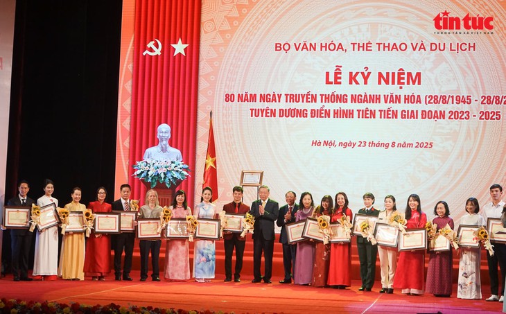 Bộ trưởng Nguyễn Văn Hùng: Văn hóa nuôi dưỡng tâm hồn và bản sắc dân tộc, khát vọng vươn cao- Ảnh 9.