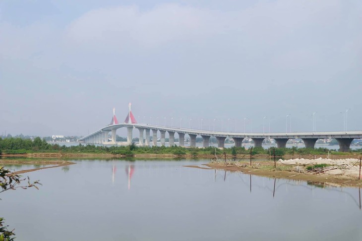 Tạm dừng lưu thông qua cầu Cửa Hội do bão mạnh- Ảnh 1.
