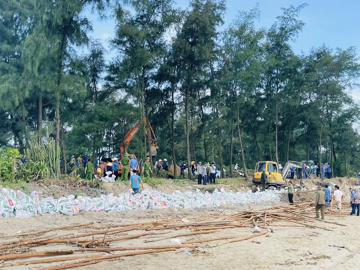 Hà Tĩnh: Hơn 400 người gia cố đê biển phòng chống bão số 5- Ảnh 2.