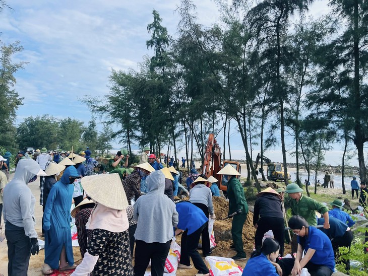 Hà Tĩnh: Hơn 400 người gia cố đê biển phòng chống bão số 5- Ảnh 3.