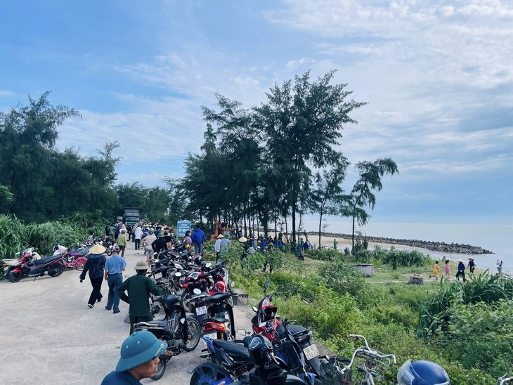 Hà Tĩnh: Hơn 400 người gia cố đê biển phòng chống bão số 5- Ảnh 4.
