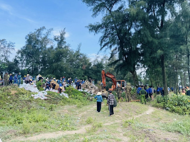 Hà Tĩnh: Hơn 400 người gia cố đê biển phòng chống bão số 5- Ảnh 5.