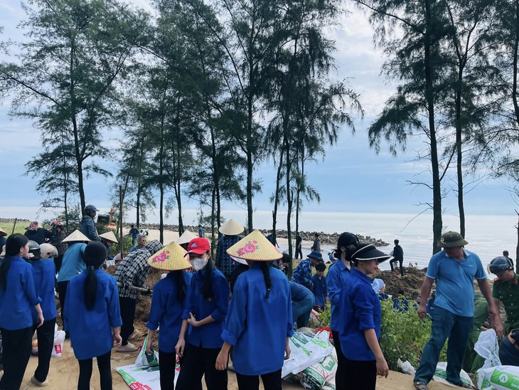 Hà Tĩnh: Hơn 400 người gia cố đê biển phòng chống bão số 5- Ảnh 6.