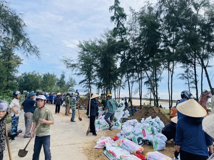 Hà Tĩnh sơ tán gần 700 hộ dân tránh bão- Ảnh 1.