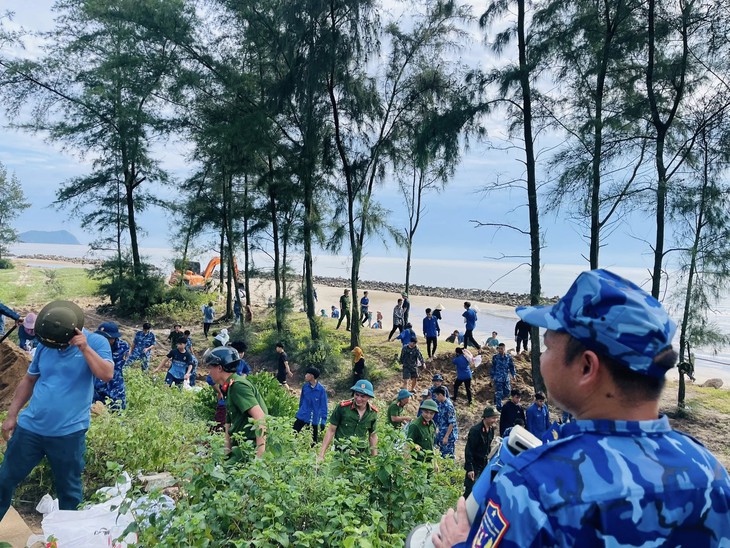 Hà Tĩnh: Hơn 400 người gia cố đê biển phòng chống bão số 5- Ảnh 9.